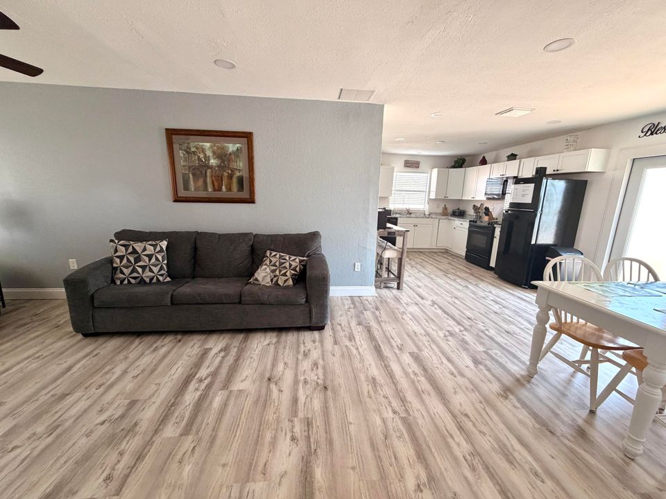 For Sale: $269,000 (3 beds, 2 baths, 1016 Square Feet)