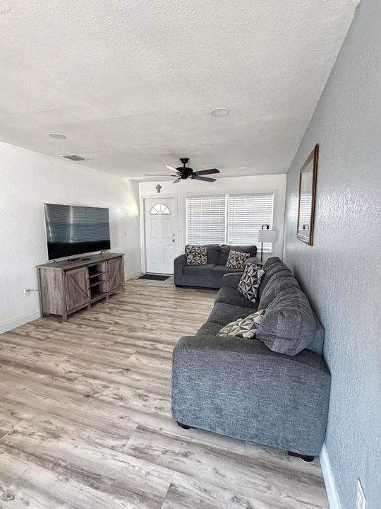 For Sale: $269,000 (3 beds, 2 baths, 1016 Square Feet)