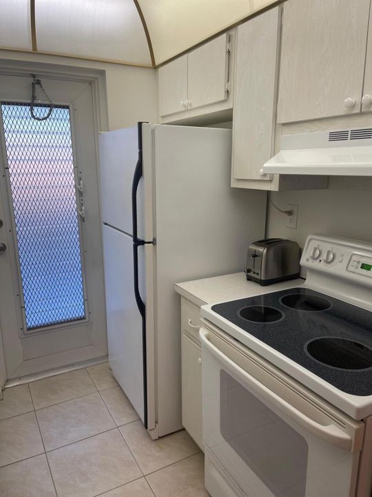 For Rent: $1,600 (2 beds, 1 baths, 729 Square Feet)