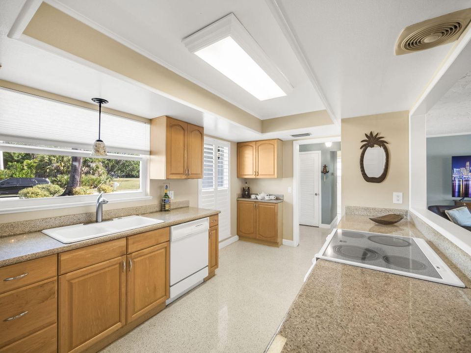 For Sale: $925,000 (3 beds, 2 baths, 1331 Square Feet)