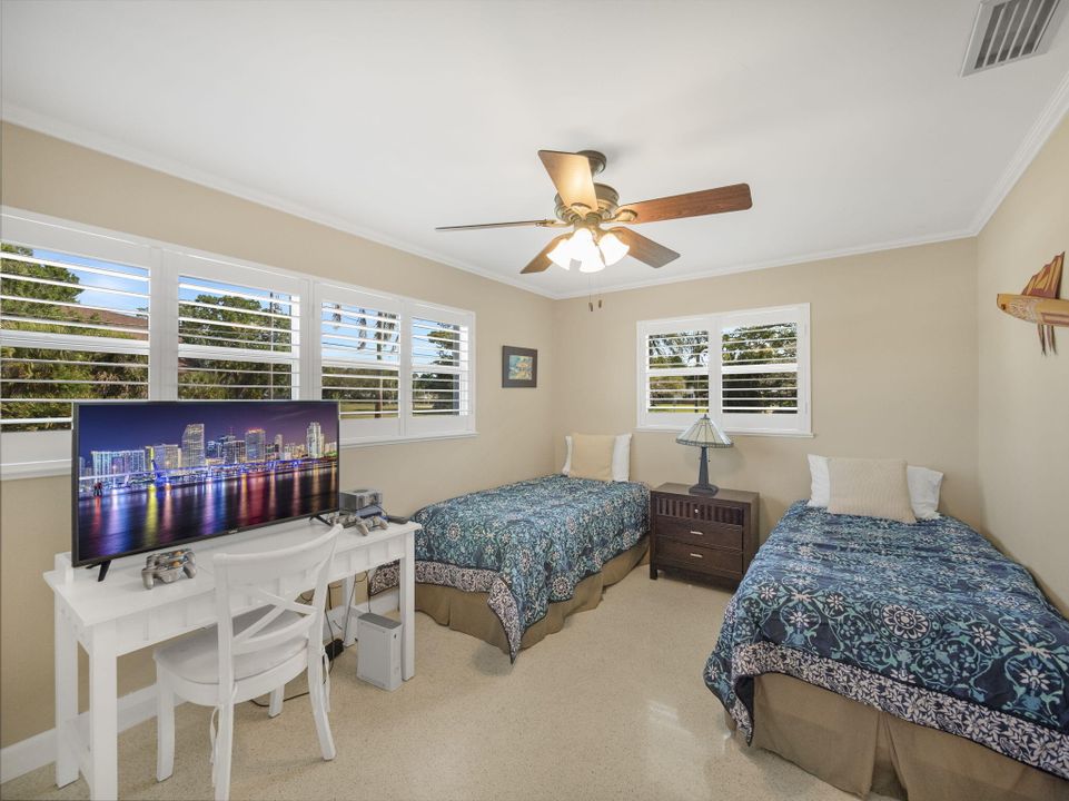 For Sale: $925,000 (3 beds, 2 baths, 1331 Square Feet)