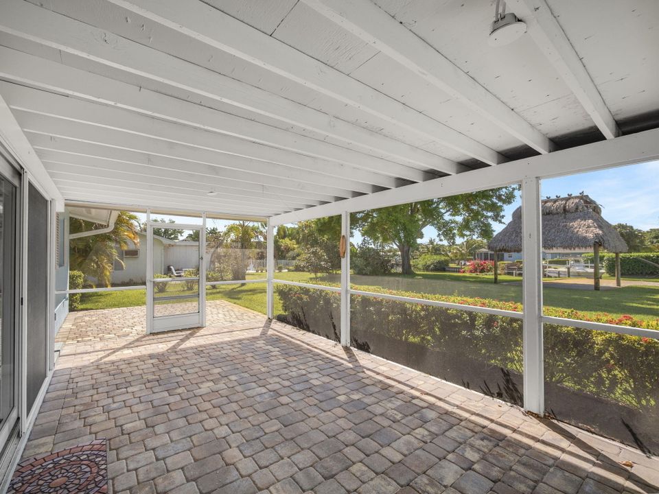 For Sale: $925,000 (3 beds, 2 baths, 1331 Square Feet)