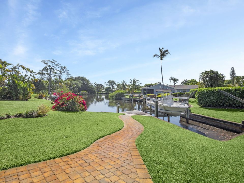 For Sale: $925,000 (3 beds, 2 baths, 1331 Square Feet)