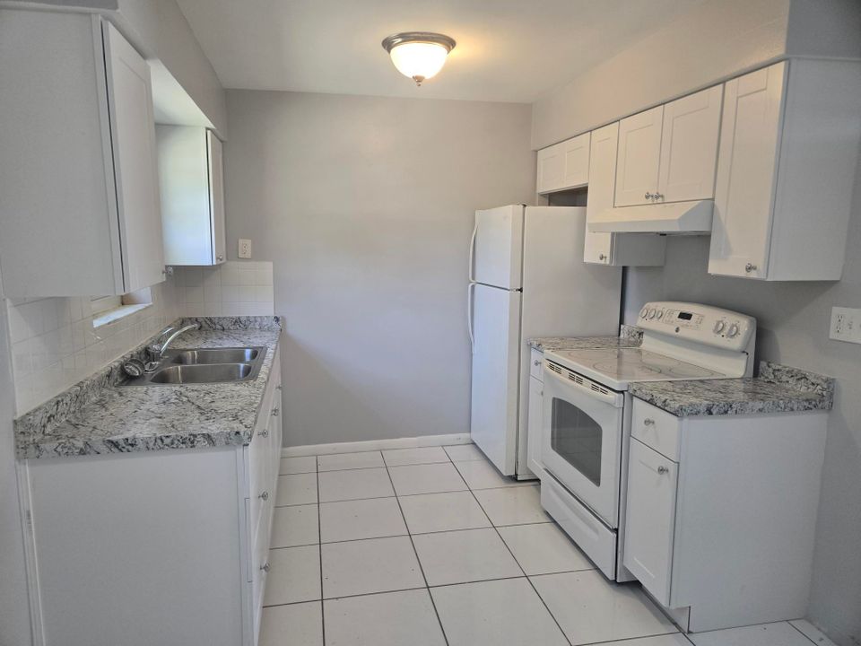 For Rent: $2,100 (1 beds, 1 baths, 977 Square Feet)