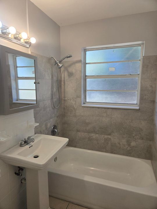 For Rent: $2,100 (1 beds, 1 baths, 977 Square Feet)