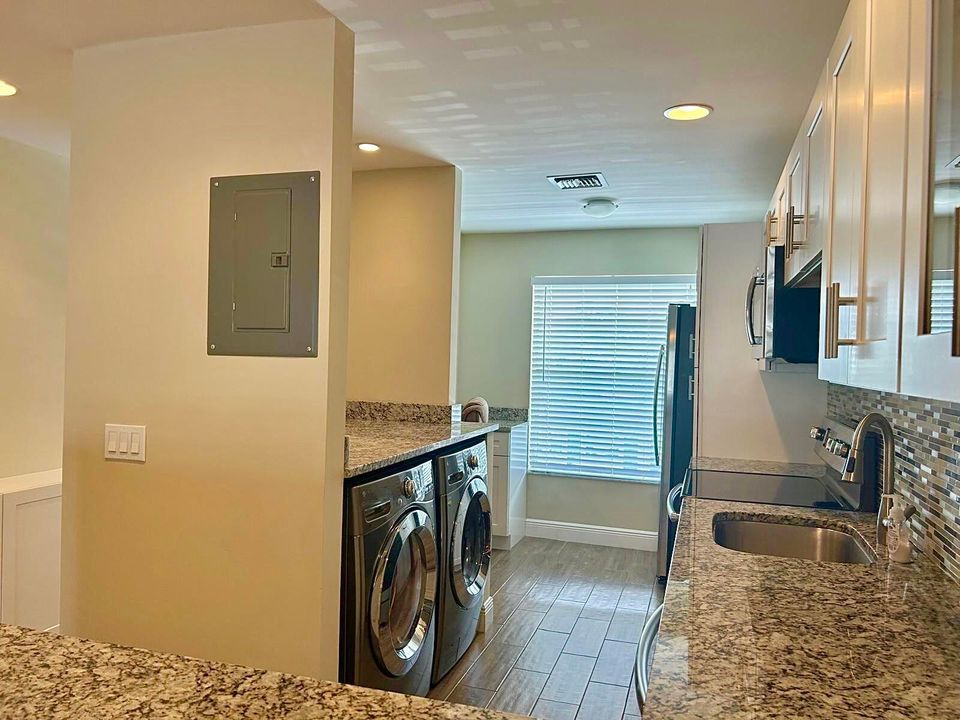 На продажу: $250,000 (2 спален, 2 ванн, 1167 Квадратных фут)