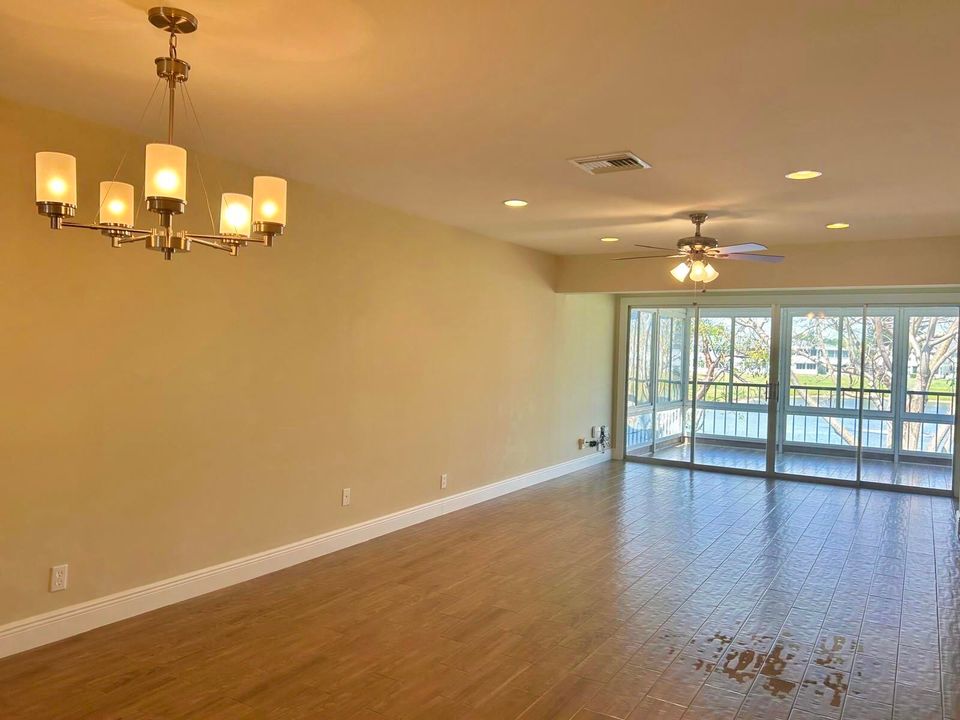 На продажу: $250,000 (2 спален, 2 ванн, 1167 Квадратных фут)