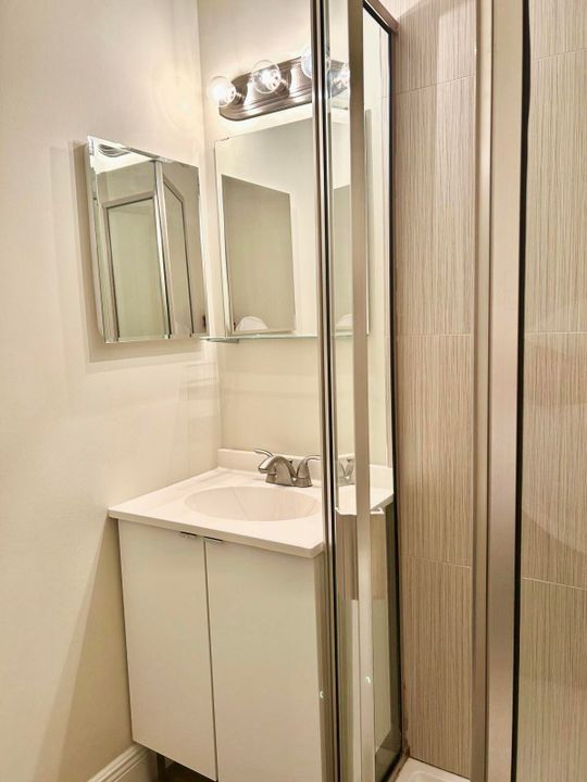 На продажу: $250,000 (2 спален, 2 ванн, 1167 Квадратных фут)