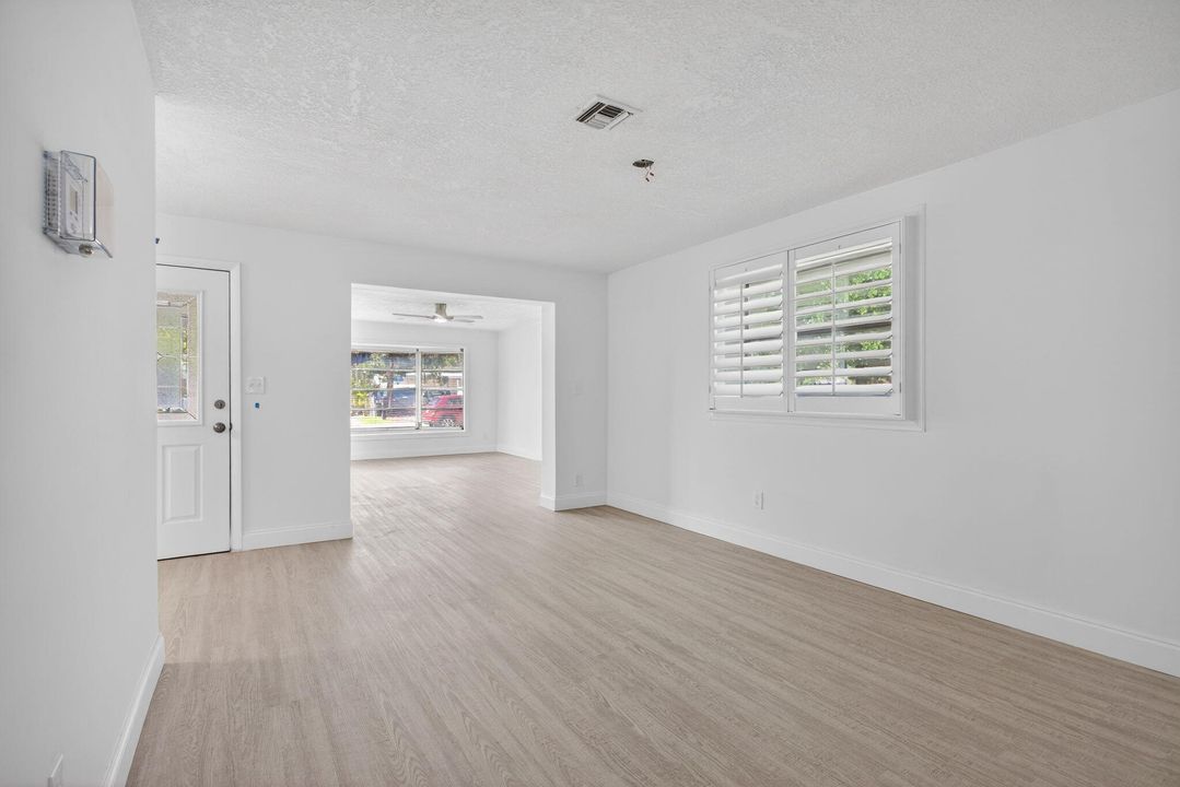 待售: $499,900 (2 贝兹, 2 浴室, 1243 平方英尺)