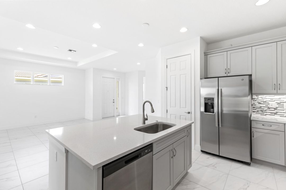 На продажу: $325,000 (2 спален, 2 ванн, 1620 Квадратных фут)