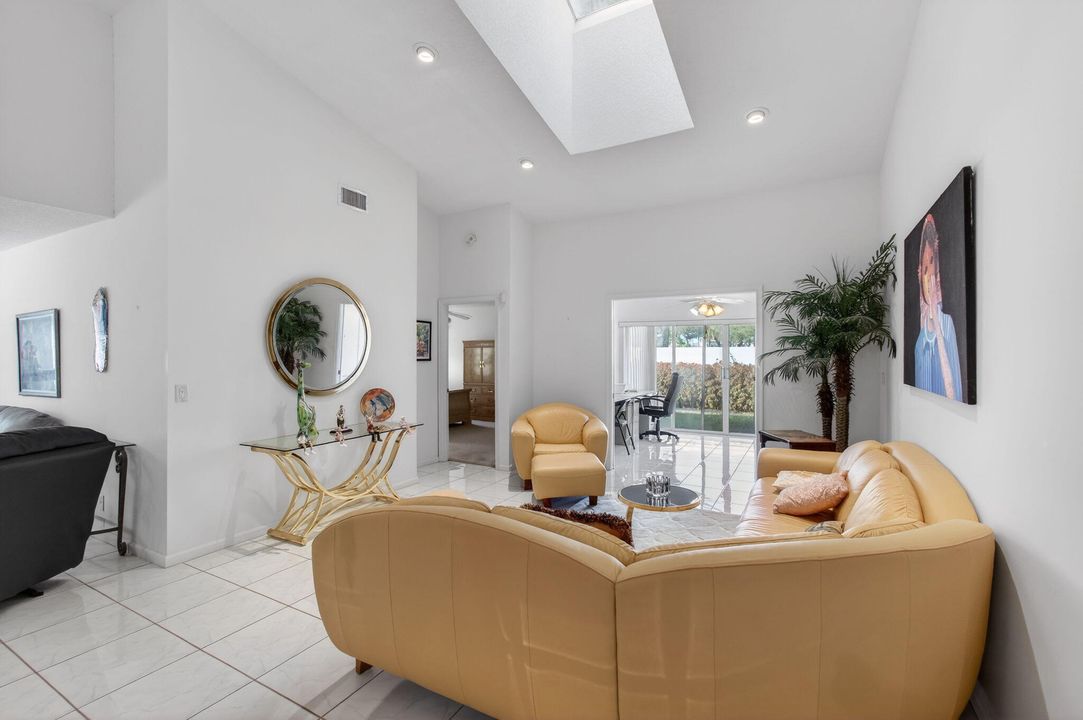 На продажу: $350,000 (3 спален, 2 ванн, 1683 Квадратных фут)