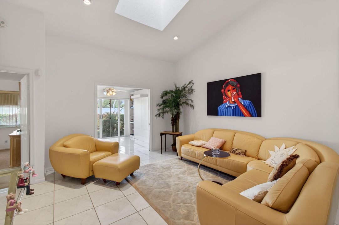 На продажу: $350,000 (3 спален, 2 ванн, 1683 Квадратных фут)