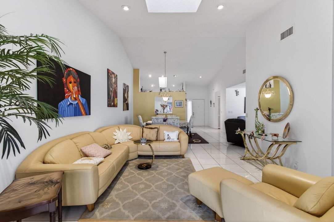 На продажу: $350,000 (3 спален, 2 ванн, 1683 Квадратных фут)