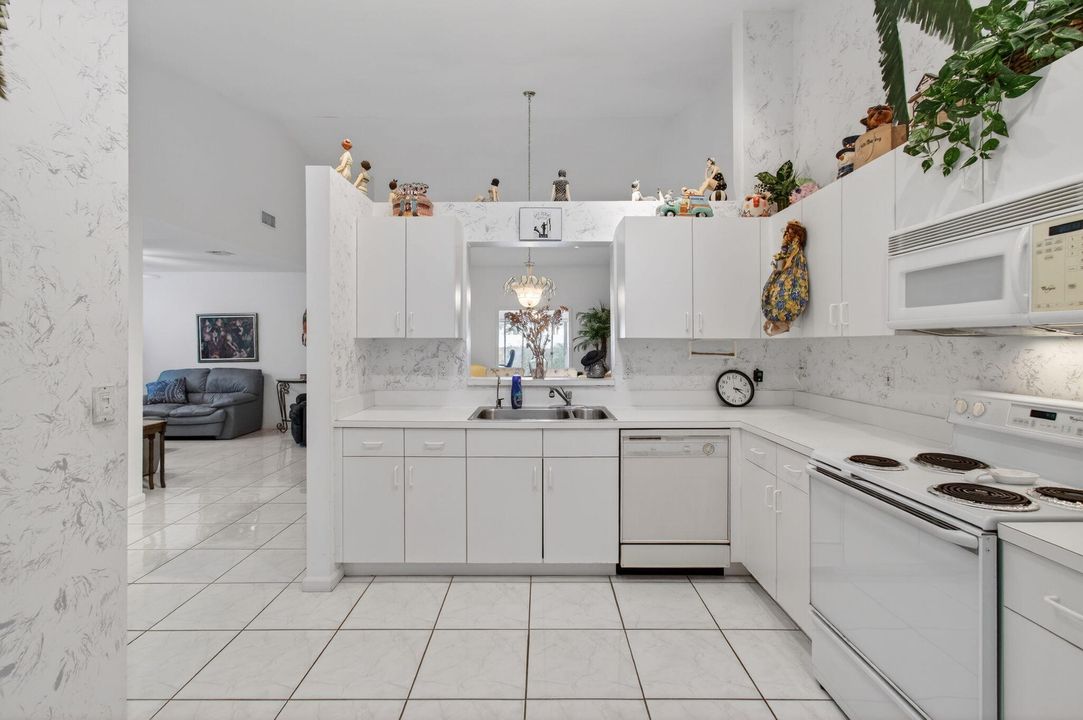 На продажу: $350,000 (3 спален, 2 ванн, 1683 Квадратных фут)