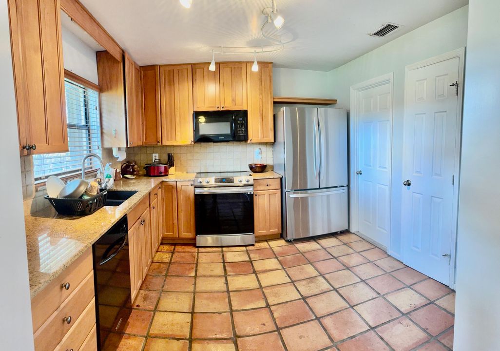For Sale: $238,500 (2 beds, 2 baths, 1404 Square Feet)