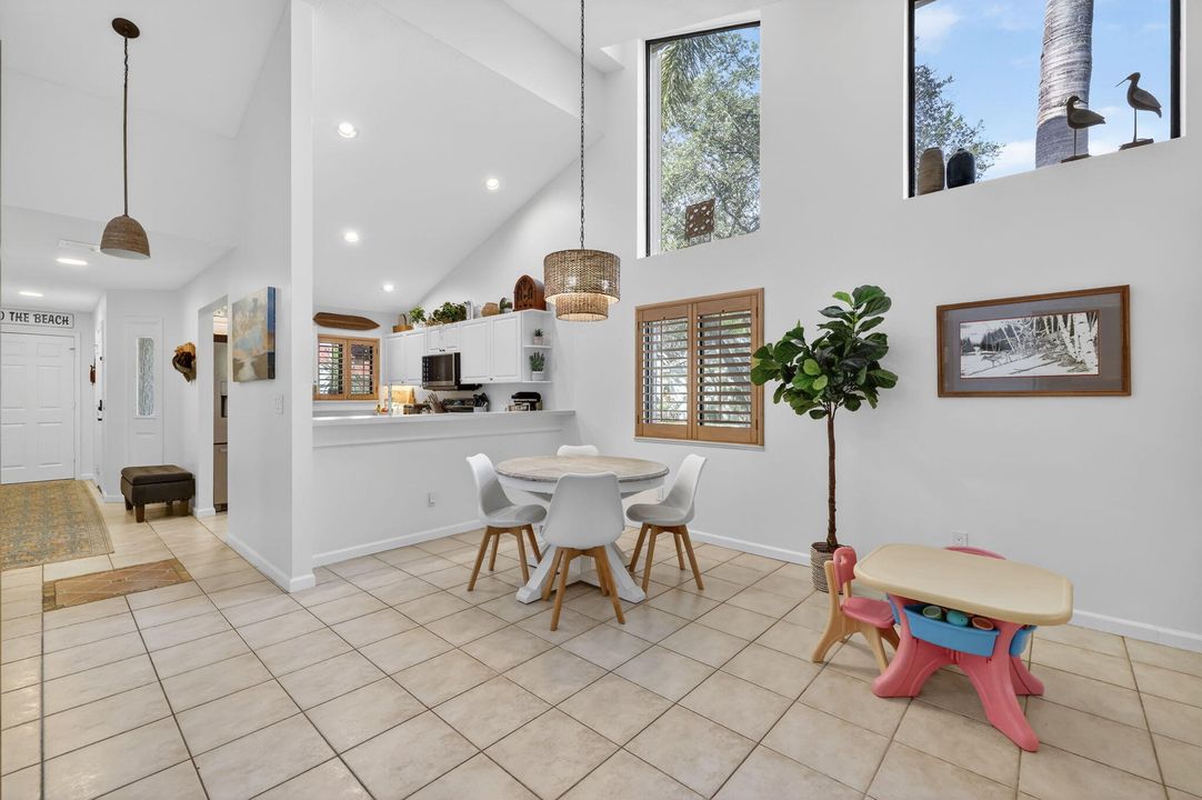 For Sale: $299,000 (2 beds, 2 baths, 1354 Square Feet)