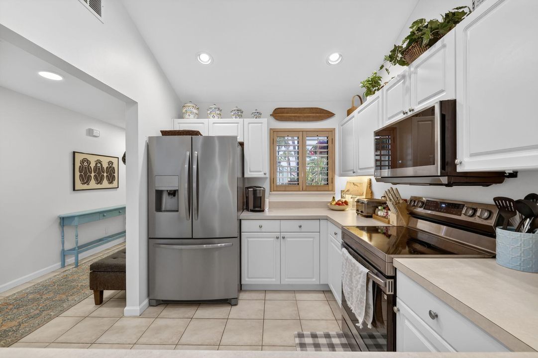 For Sale: $299,000 (2 beds, 2 baths, 1354 Square Feet)