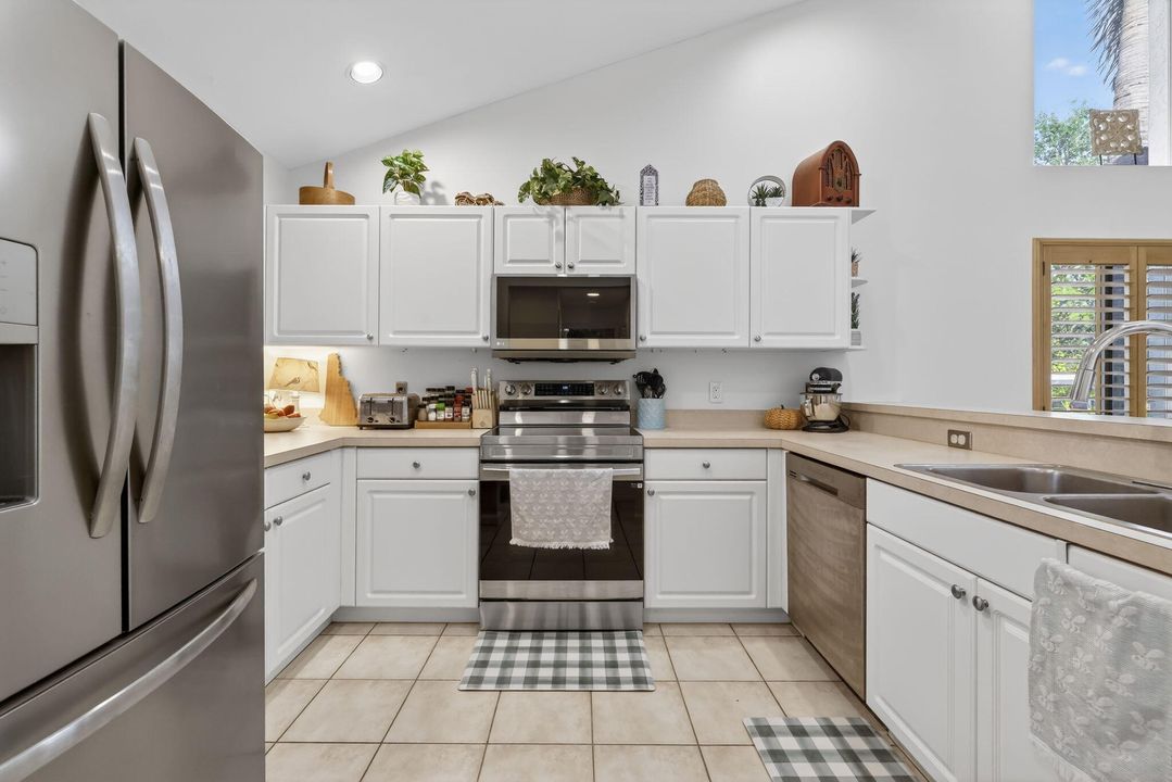 For Sale: $299,000 (2 beds, 2 baths, 1354 Square Feet)