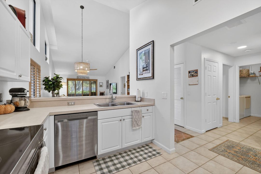 For Sale: $299,000 (2 beds, 2 baths, 1354 Square Feet)