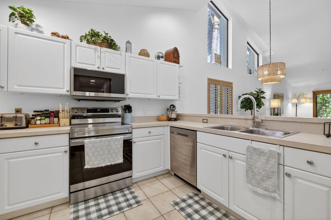 For Sale: $299,000 (2 beds, 2 baths, 1354 Square Feet)