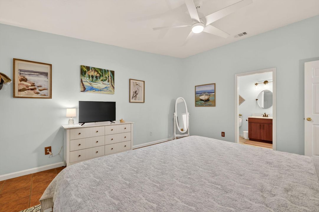 For Sale: $299,000 (2 beds, 2 baths, 1354 Square Feet)