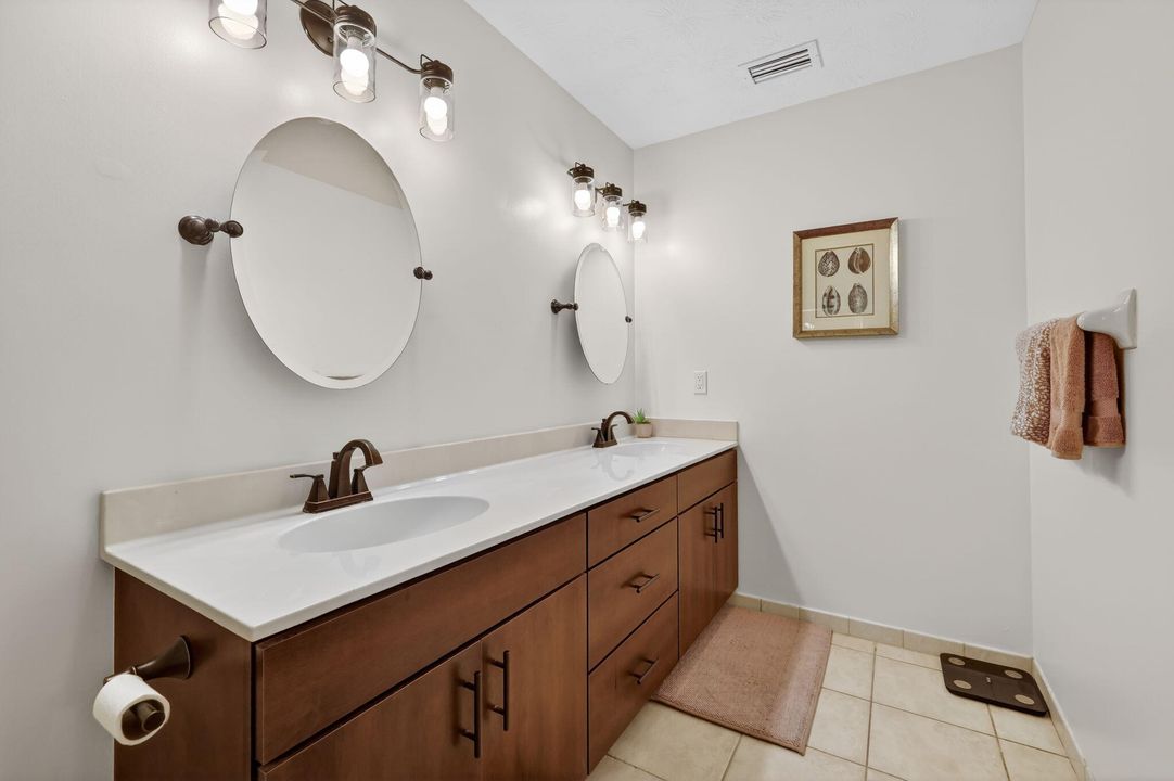 For Sale: $299,000 (2 beds, 2 baths, 1354 Square Feet)