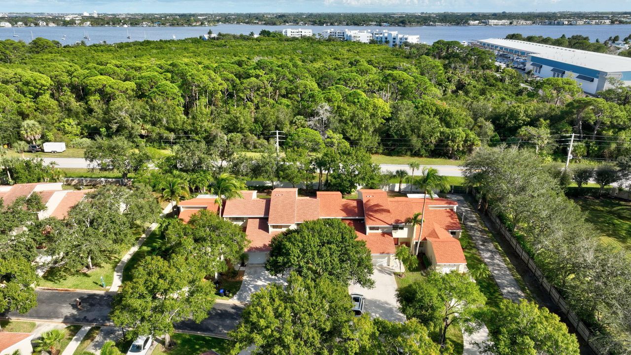 For Sale: $299,000 (2 beds, 2 baths, 1354 Square Feet)