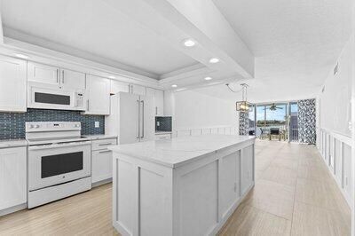 For Rent: $2,500 (2 beds, 2 baths, 963 Square Feet)