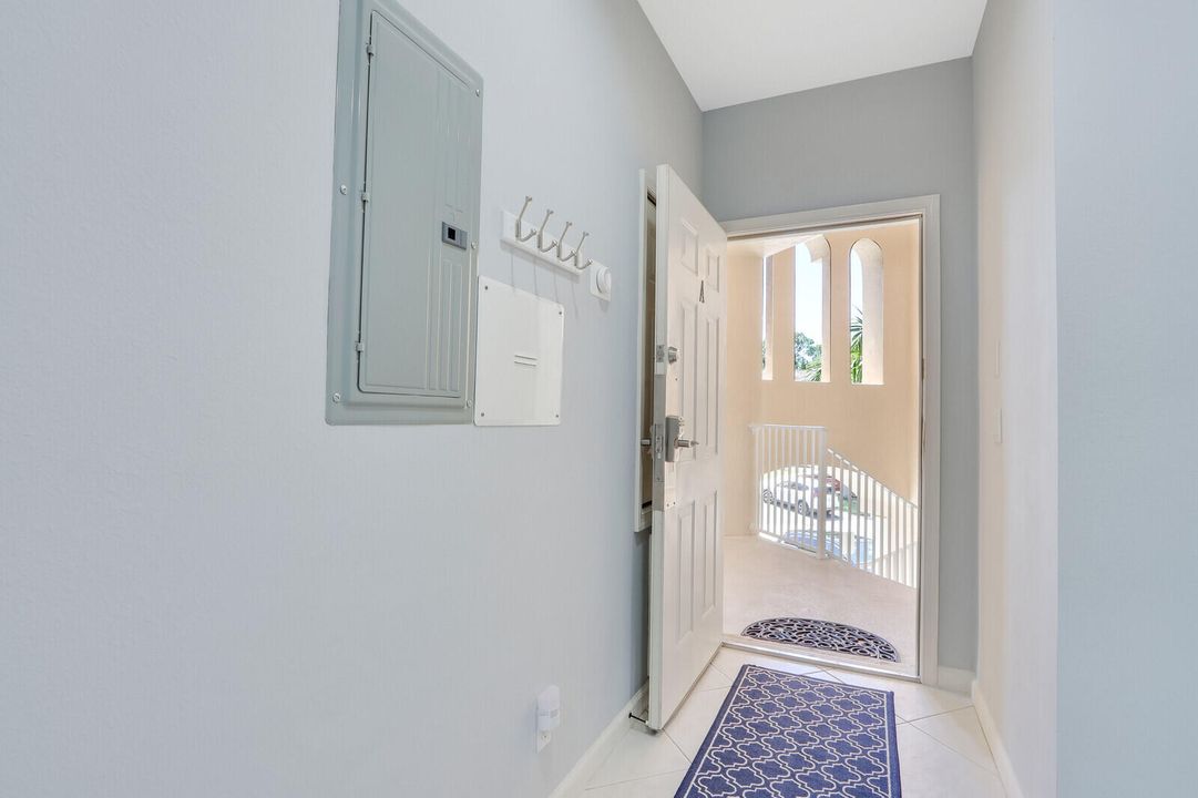 For Rent: $3,000 (2 beds, 1 baths, 900 Square Feet)