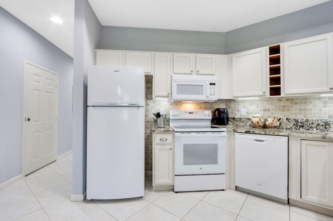 For Rent: $3,000 (2 beds, 1 baths, 900 Square Feet)