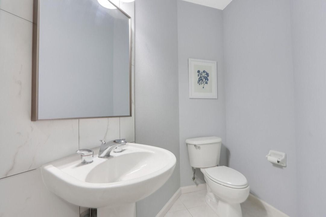 For Rent: $3,000 (2 beds, 1 baths, 900 Square Feet)