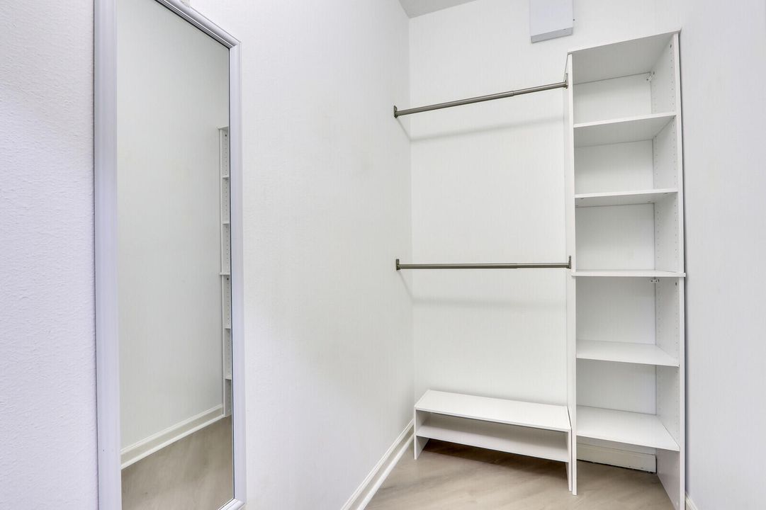 For Rent: $3,000 (2 beds, 1 baths, 900 Square Feet)