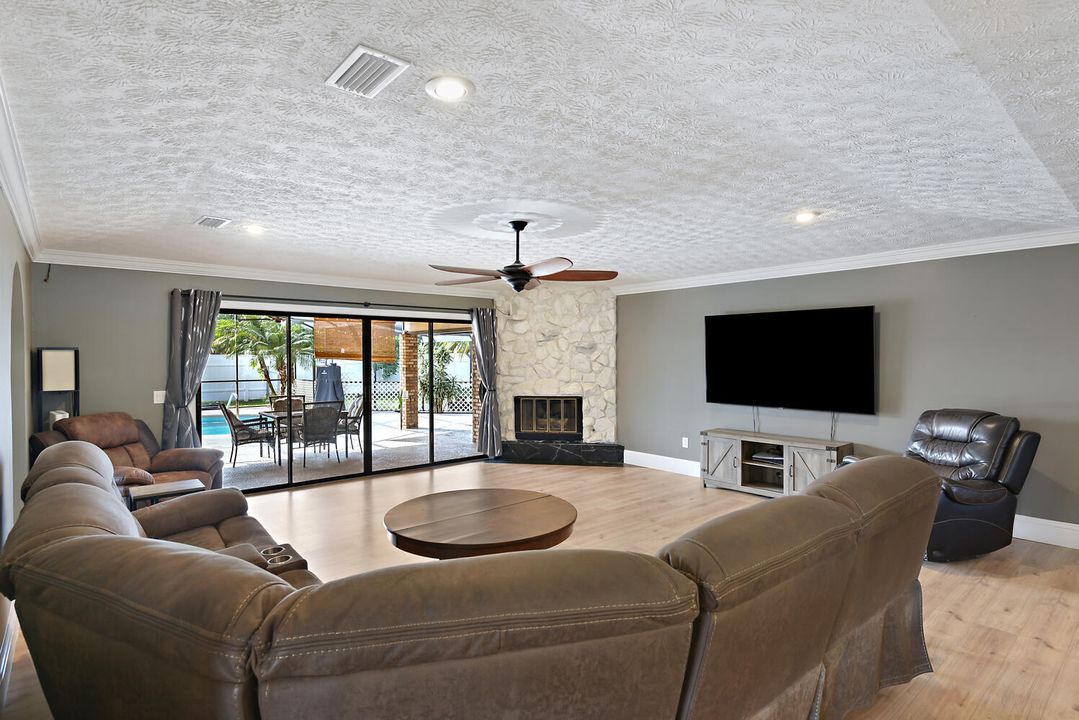 На продажу: $519,900 (4 спален, 3 ванн, 2200 Квадратных фут)