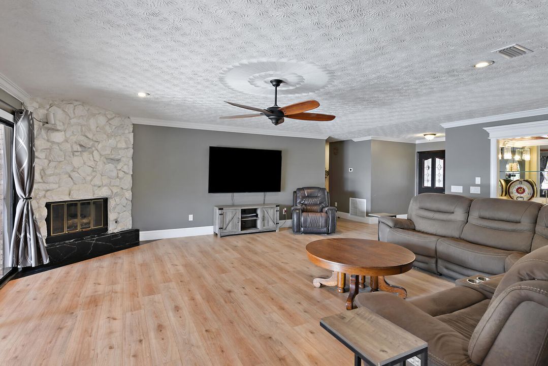 На продажу: $519,900 (4 спален, 3 ванн, 2200 Квадратных фут)