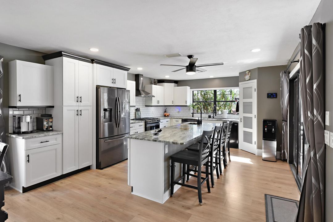 На продажу: $519,900 (4 спален, 3 ванн, 2200 Квадратных фут)