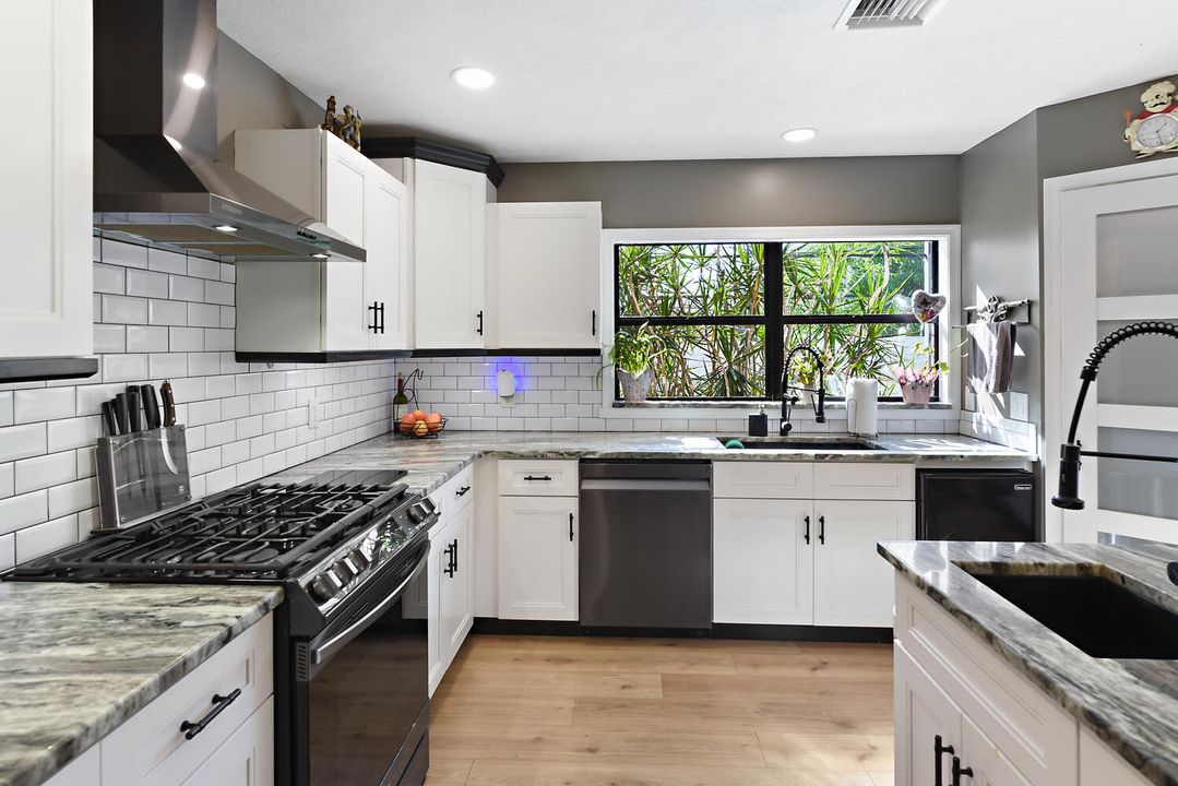 На продажу: $519,900 (4 спален, 3 ванн, 2200 Квадратных фут)