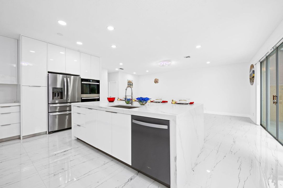 En Venta: $725,000 (4 camas, 2 baños, 2919 Pies cuadrados)