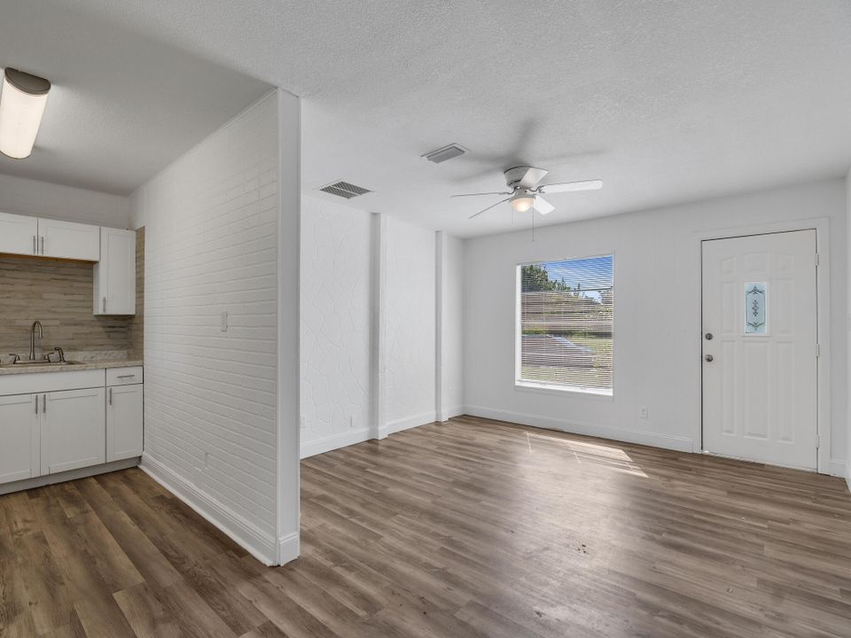 For Sale: $239,900 (3 beds, 1 baths, 1056 Square Feet)