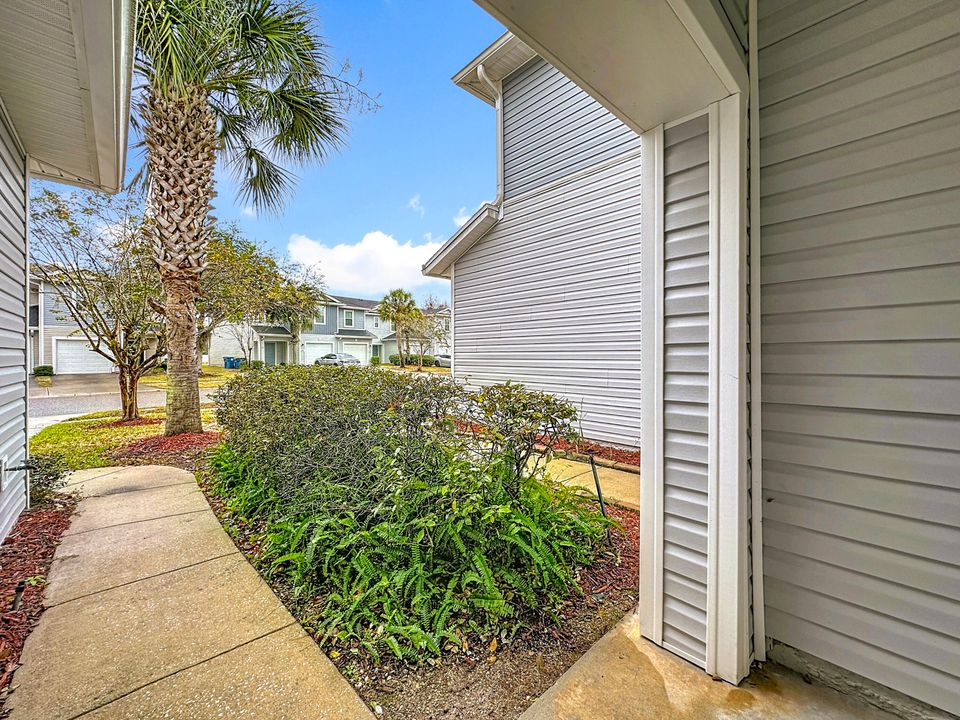 For Sale: $180,000 (2 beds, 3 baths, 1220 Square Feet)