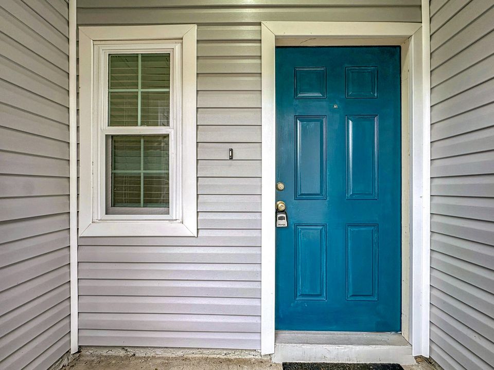 For Sale: $180,000 (2 beds, 3 baths, 1220 Square Feet)