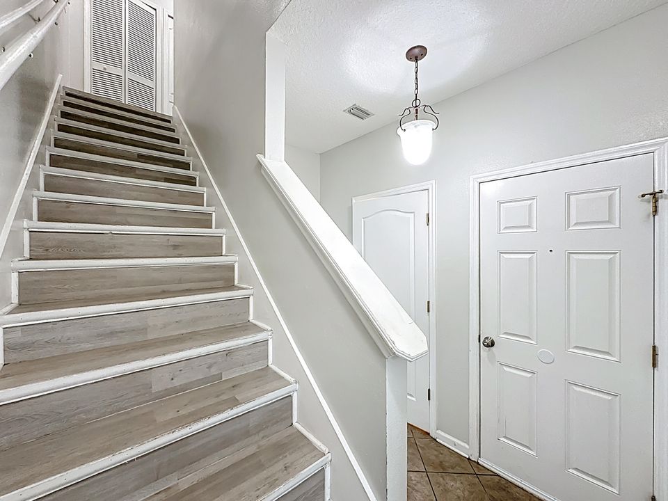 For Sale: $180,000 (2 beds, 3 baths, 1220 Square Feet)