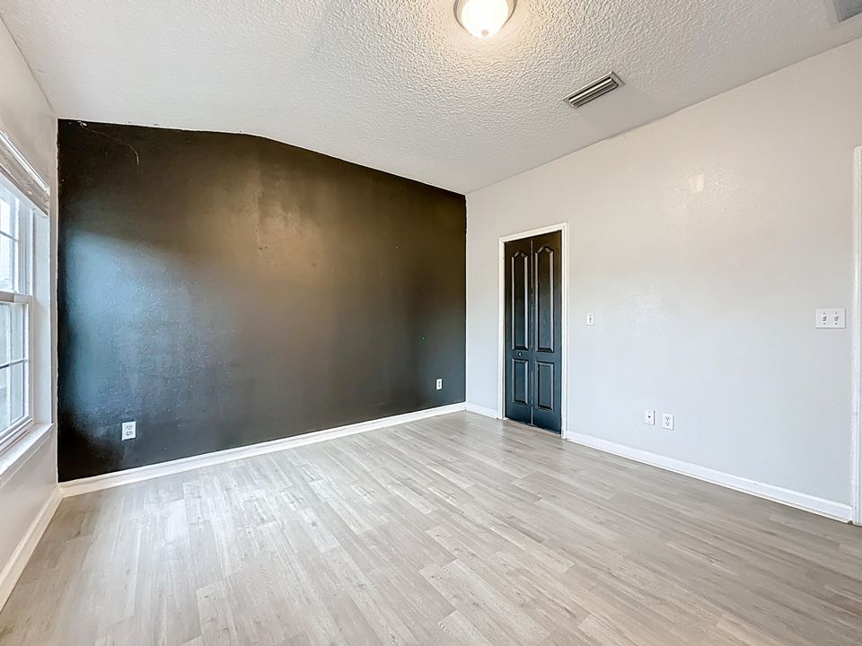 For Sale: $180,000 (2 beds, 3 baths, 1220 Square Feet)