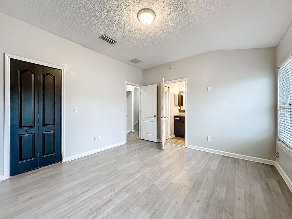 For Sale: $180,000 (2 beds, 3 baths, 1220 Square Feet)