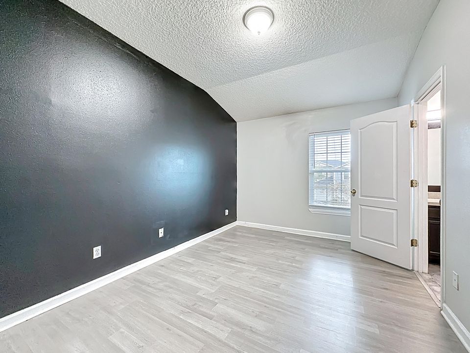 For Sale: $180,000 (2 beds, 3 baths, 1220 Square Feet)