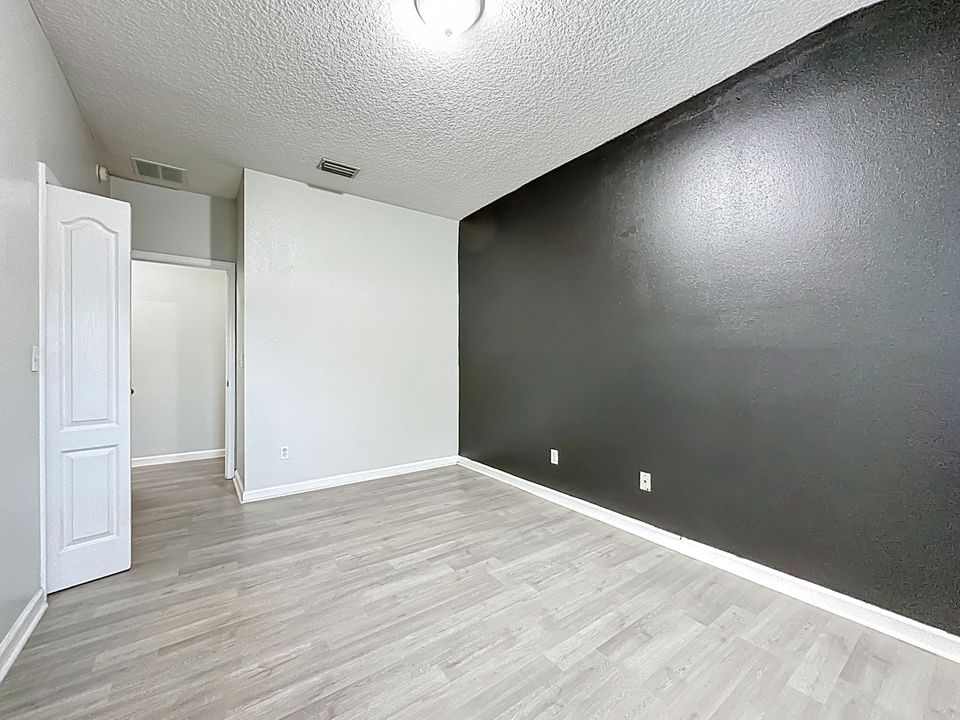 For Sale: $180,000 (2 beds, 3 baths, 1220 Square Feet)