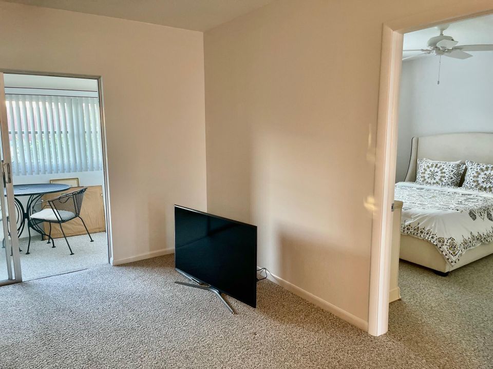 For Rent: $1,600 (2 beds, 1 baths, 729 Square Feet)