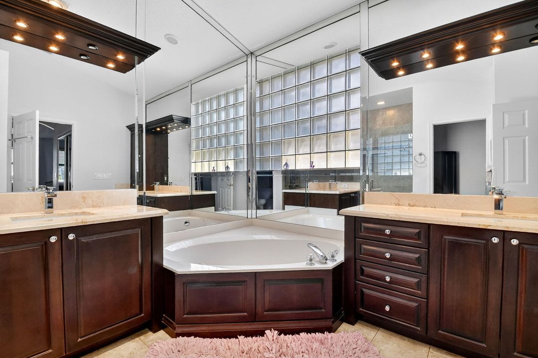 En Venta: $439,900 (2 camas, 2 baños, 1880 Pies cuadrados)