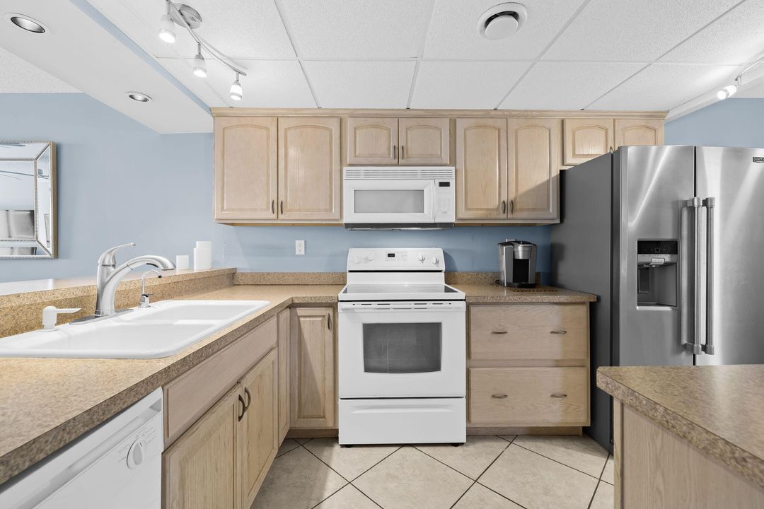 На продажу: $368,000 (2 спален, 2 ванн, 1130 Квадратных фут)