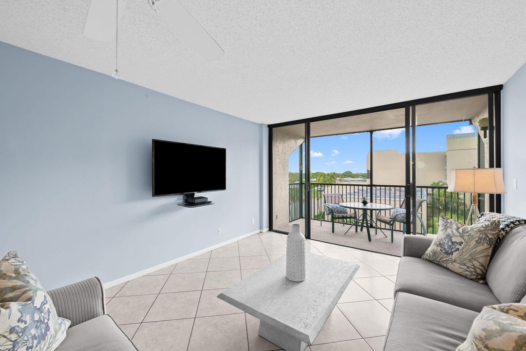 На продажу: $368,000 (2 спален, 2 ванн, 1130 Квадратных фут)