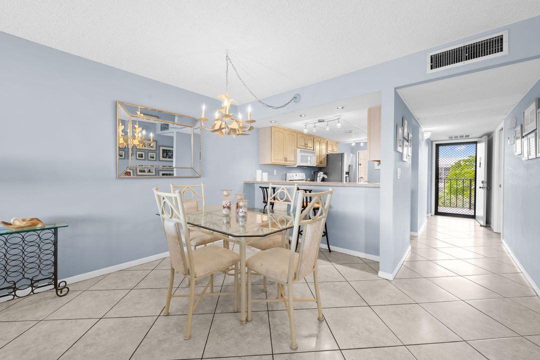 На продажу: $368,000 (2 спален, 2 ванн, 1130 Квадратных фут)